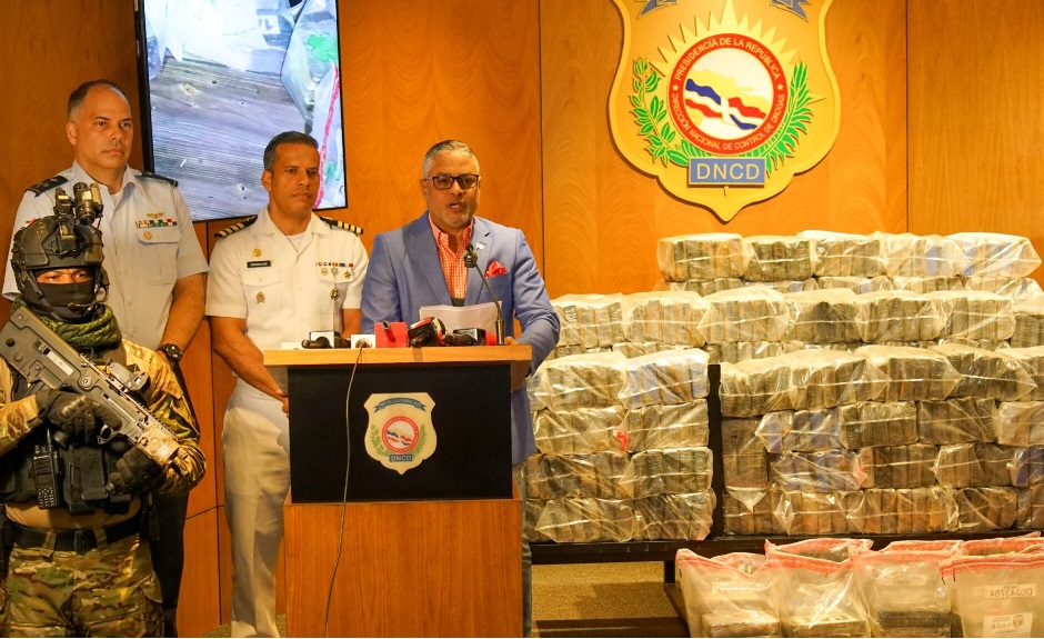 Qué golpe! DNCD intercepta 2 lanchas en costas de Peravia y ocupa 749 paquetes de cocaína; hay 4 dominicanos detenidos