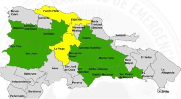 Media RD bajo lluvia! COE sube niveles de alerta por vaguada; tres provincias están en amarilla y 12 en verde