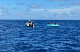 Armada intercepta una embarcación clandestina con 59 personas a bordo a 30 millas náuticas al norte de Samaná