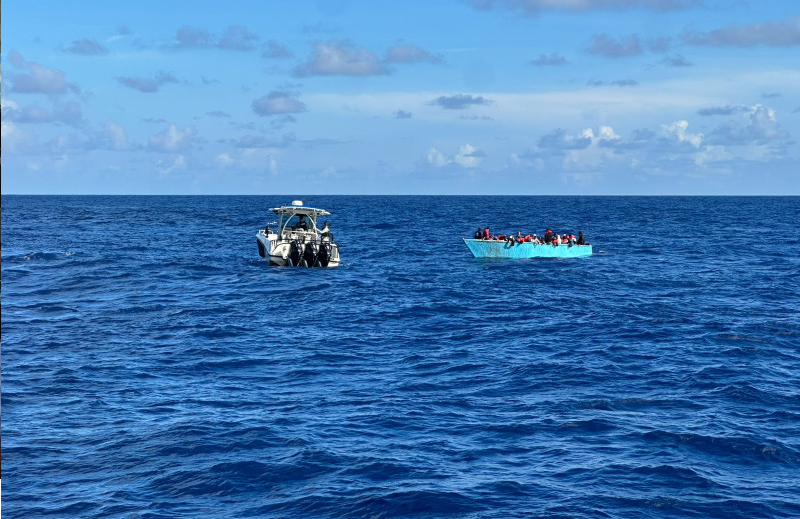 Armada intercepta una embarcación clandestina con 59 personas a bordo a 30 millas náuticas al norte de Samaná